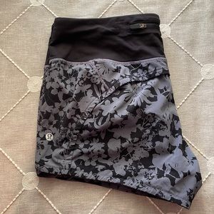 Lululemon grey speed up shorts with flowers size 6